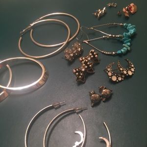 Lot of 11 pairs of earrings.