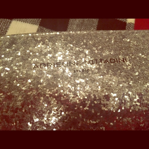 Adrianne Vittadini charging wallet/wristlet. EUC.