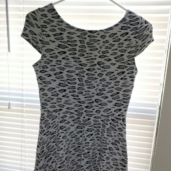 Dresses - Picture 3 of 4