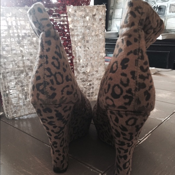 Forever 21 Wedge Booties Size 7 - Picture 3 of 4