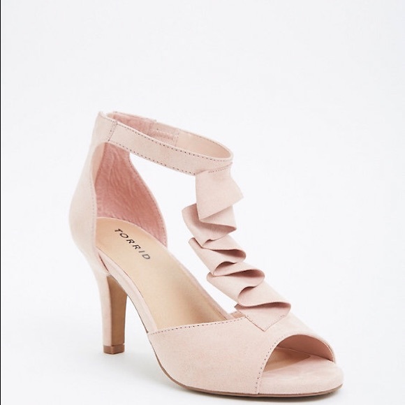 💕Torrid ruffled peep toe heels💕