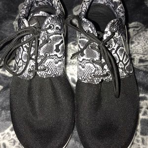 b&w Nike Roshes