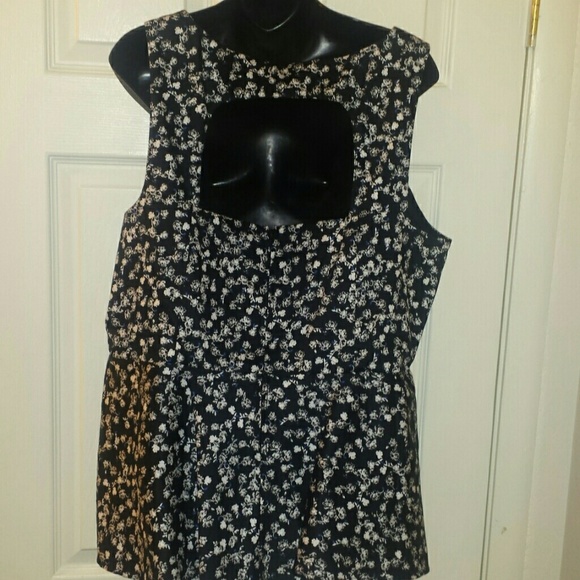 NWT Beautiful plus size Floral print peplum blouse - Picture 2 of 4