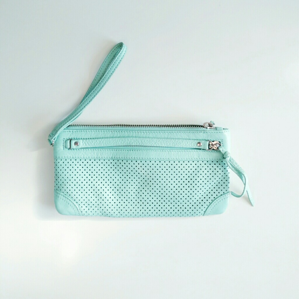 ∙HP∙ Banana Republic Cow Leather Wristlet