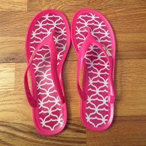 Vineyard Vines pink flip flops