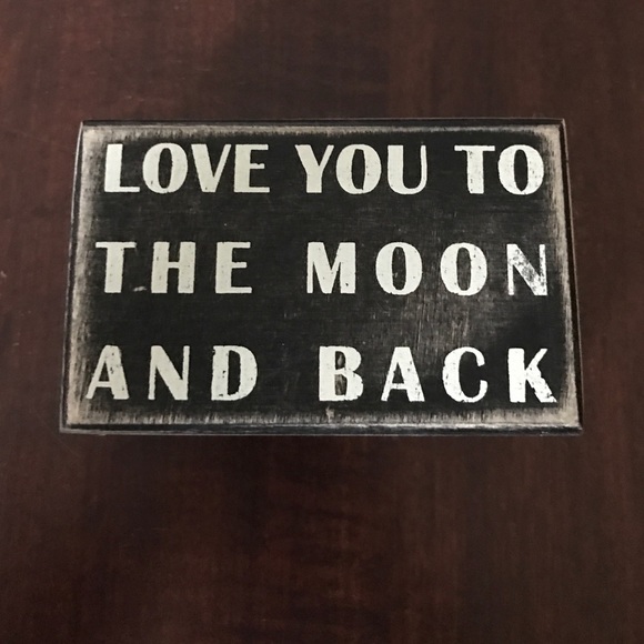 Wooden sign saying "love you to the moon and back"