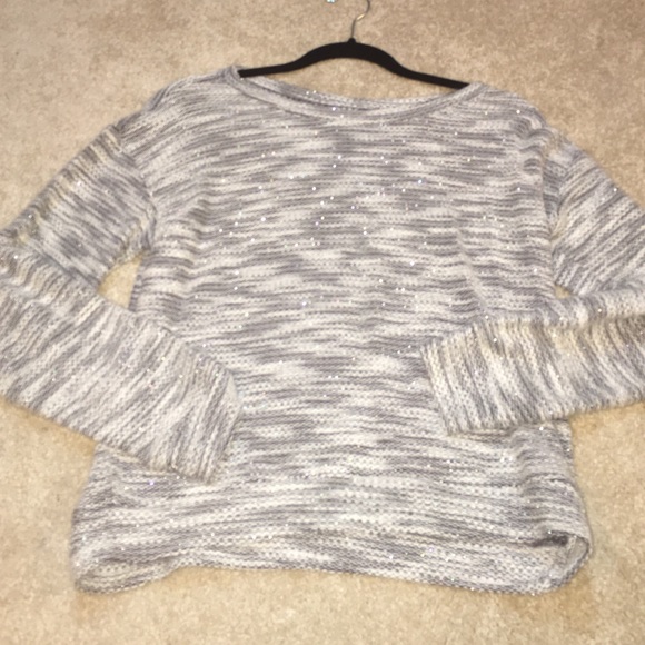 Cropped black and white w sliver detailed sweater