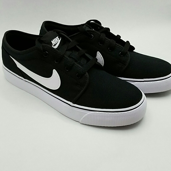 NIB Nike Canvas low top 5.5Y tennis shoes - Picture 1 of 4
