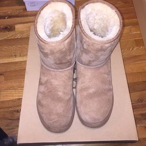 Uggs Classic Short. Worn a few times.