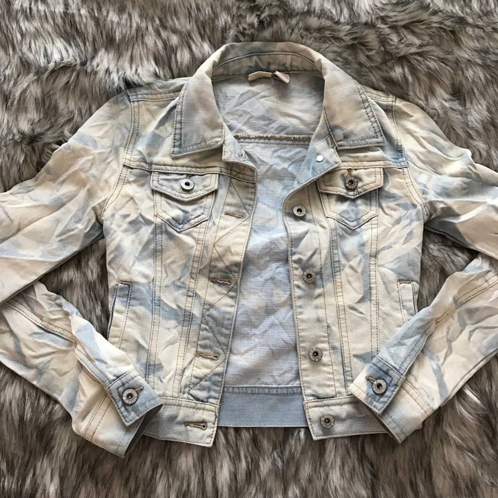 Cute Lightwashed Jean Jacket!