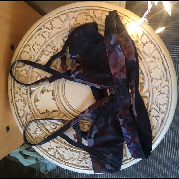 Black tavik bikini top