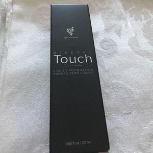 Younique Mineral Touch Liquid Foundation: Chiffon
