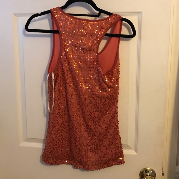 Cute sequined top! - Picture 2 of 3