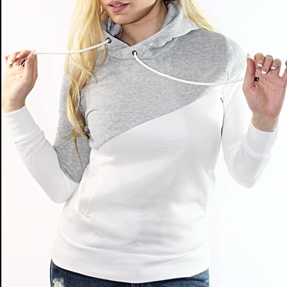 Tops - Color spliced pullover hoodie