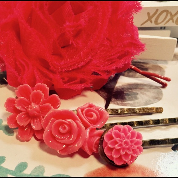 Set of 4 Bobby Pins with flowers in pink