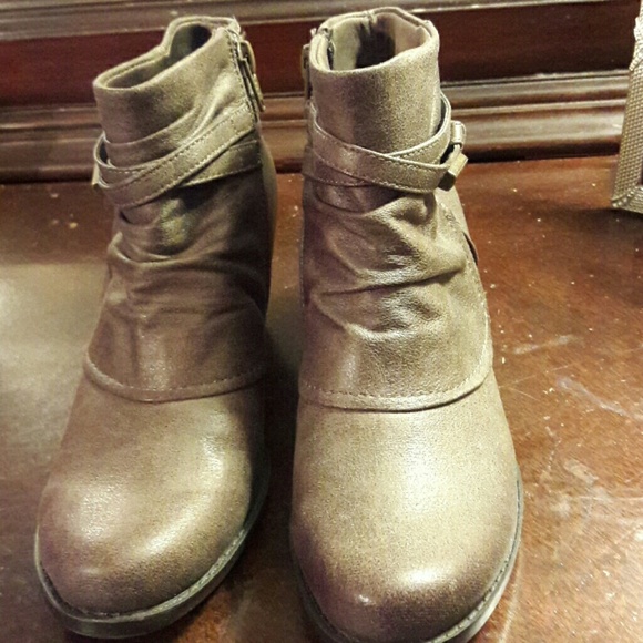 ANKLE BOOTIES SIZE 6
