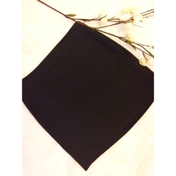 BANANA REPUBLIC BLACK MINI SKIRT - Picture 3 of 4