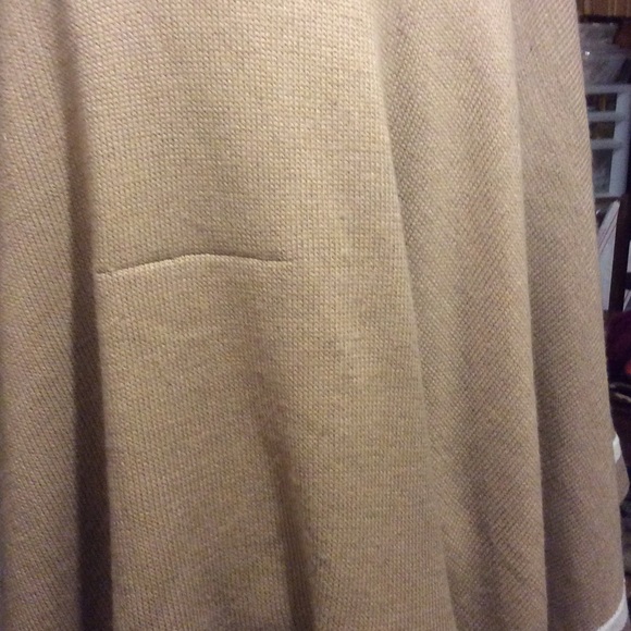 ❌Firm Price❌Beige & Cream Trimmed Shawl - Picture 3 of 3