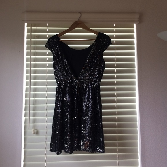 Super cute Sequin backless dress forever 21 - Picture 4 of 4