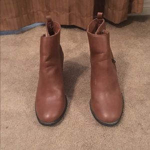 Attention brown heeled booties
