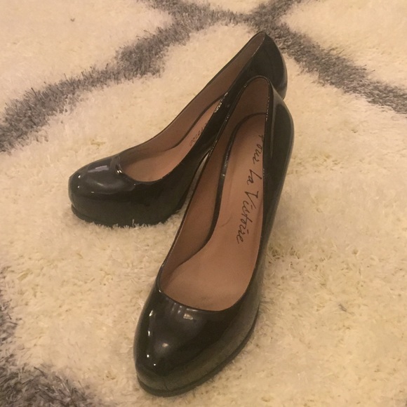 Pour La Victorie Patent leather platform pumps!