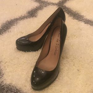 Pour La Victorie Patent leather platform pumps!