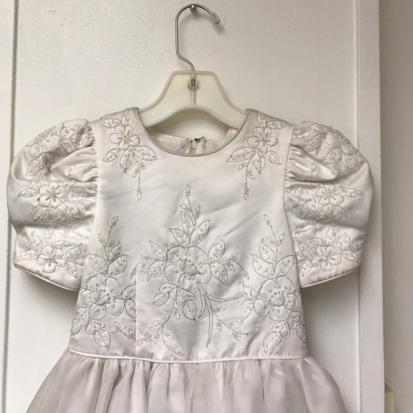 White gown - Picture 1 of 4