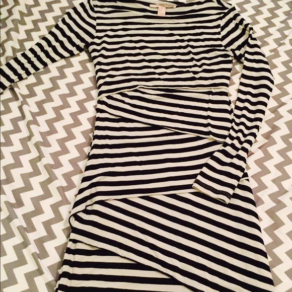 Black/white long sleeve knee length dress