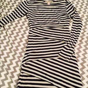 Black/white long sleeve knee length dress