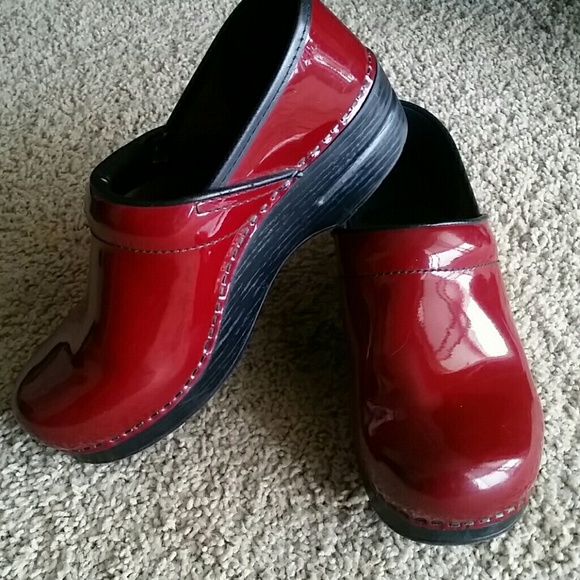 Red patent Danskos