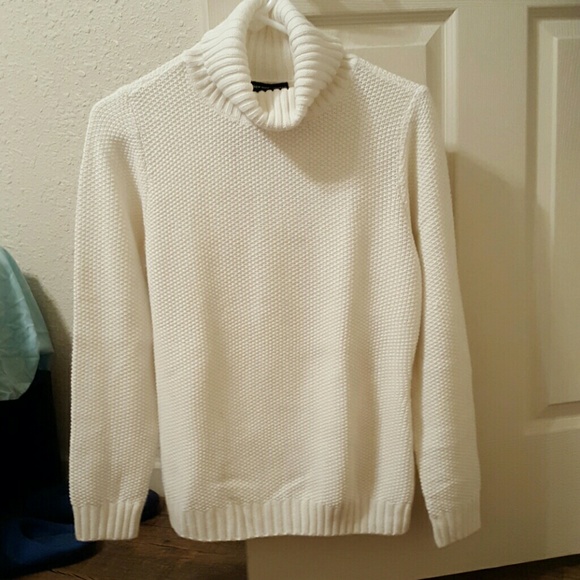 White turtle neck sweater