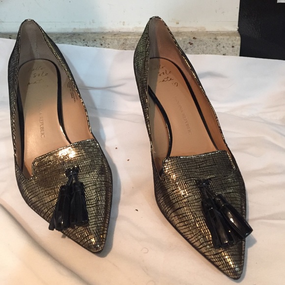 Black and Gold Metallic Heels w. Tassels