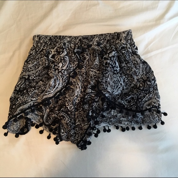 🌸SOLD🌸Printed elastic shorts with Pom Pom border