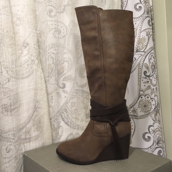 Maurices wedge boots brown with zipper new ❤❤☺