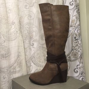 Maurices wedge boots brown with zipper new ❤❤☺