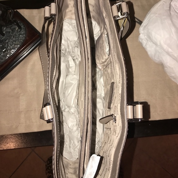 💥SOLD💥NWT XL Michael Kors Tote - Picture 3 of 3