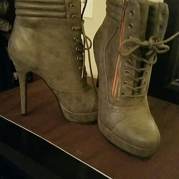 Boots - Picture 3 of 3
