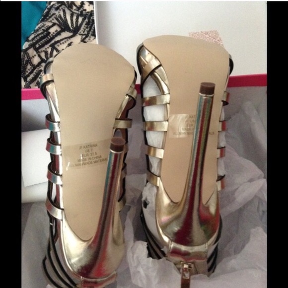 Beautiful Gold Sandals - Picture 2 of 4