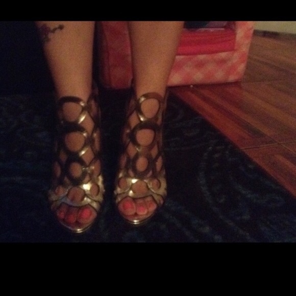 Beautiful Gold Sandals - Picture 3 of 4