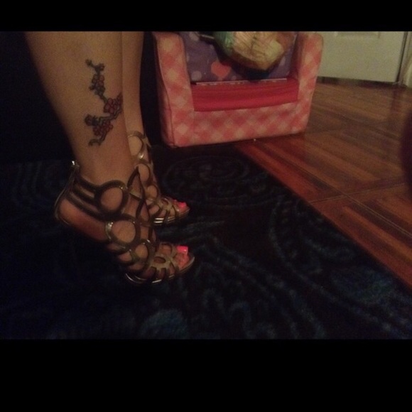 Beautiful Gold Sandals - Picture 4 of 4