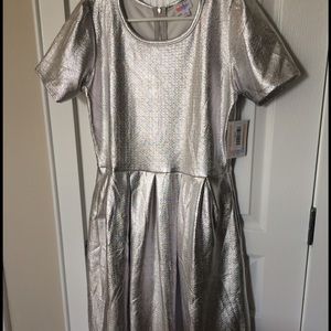 NWT Under Retail L Elegant Amelia Silver