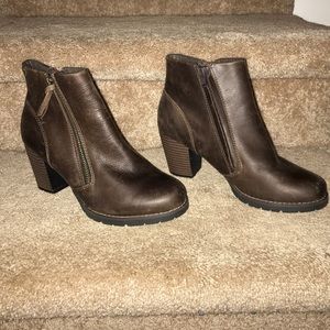 Like new brown ankle boots