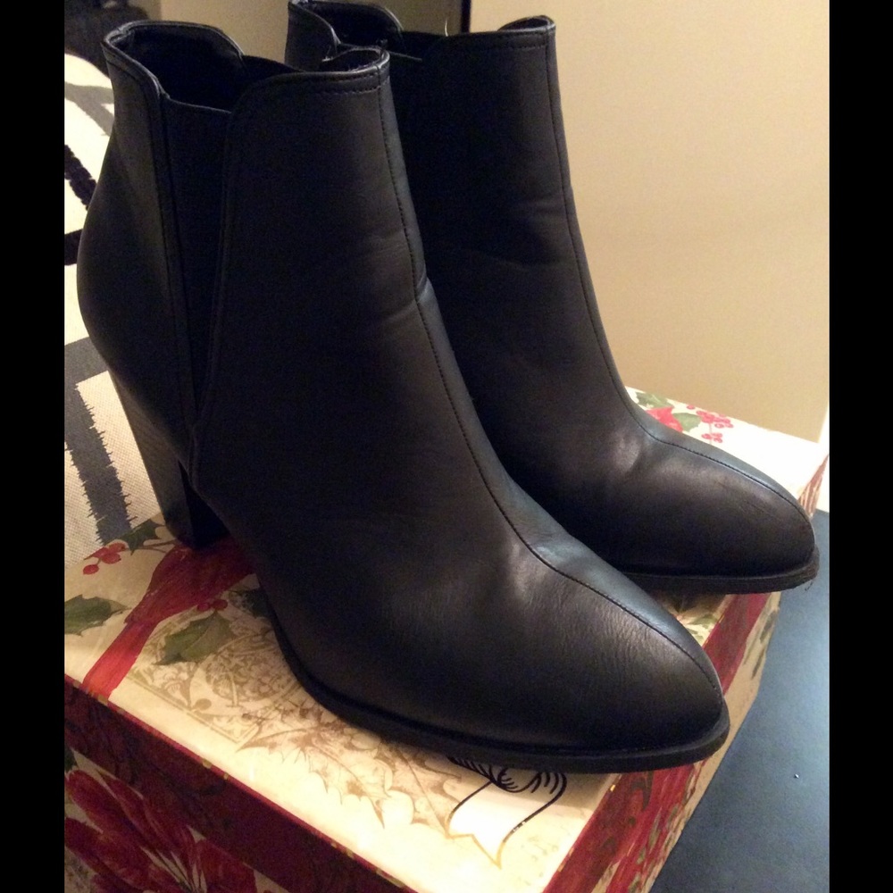 Bamboo black leather shoes with stretch sides