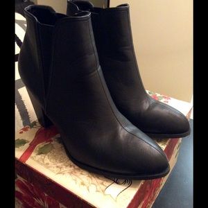 Bamboo black leather shoes with stretch sides