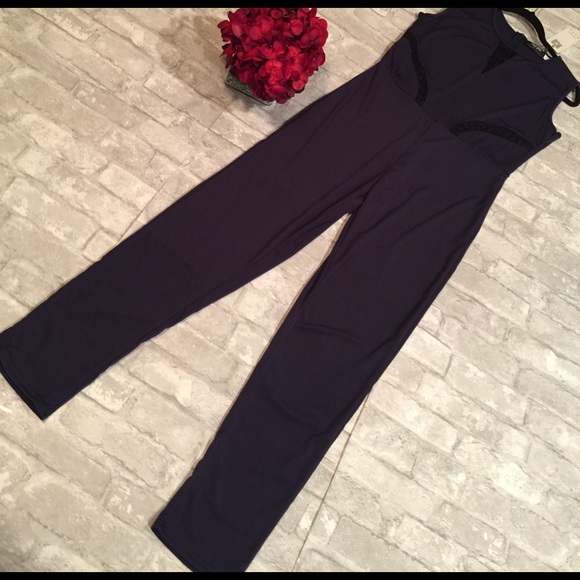CLEARANCE✅SLEEVELESS BLACK JUMPSUIT W/LACE INSET - Picture 4 of 6