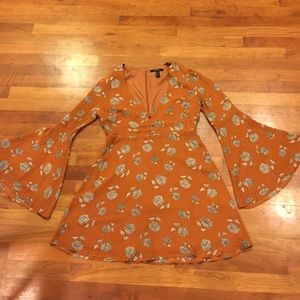 Bell-Sleeved Long-Sleeved 70s style mini dress