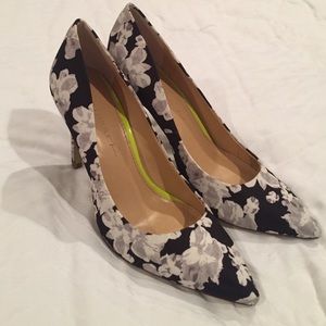 BR pointed toe pumps