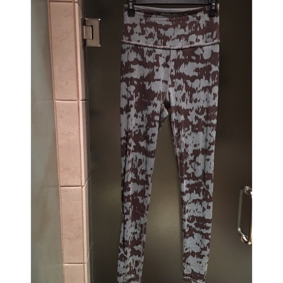 High Waist Shibori Beyond Yoga Leggings. Medium.