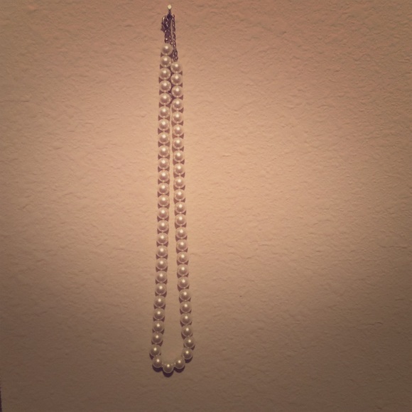 Short pearl necklace