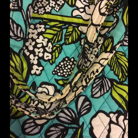 Vera Bradley Bags - Vera Bradley tote in pattern Island Blooms Vera Bradley Bags - Vera Bradley tote in pattern Island Blooms